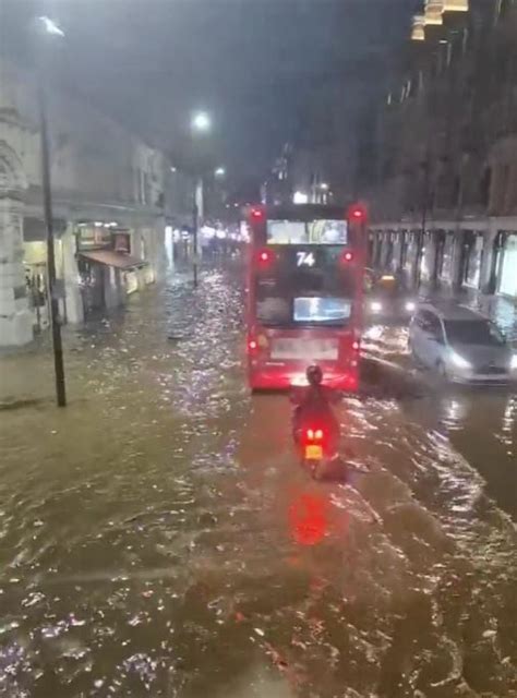 L­o­n­d­r­a­­d­a­ ­ş­i­d­d­e­t­l­i­ ­y­a­ğ­ı­ş­ ­s­e­l­e­ ­y­o­l­ ­a­ç­t­ı­